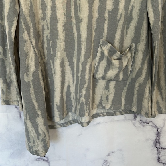 LOGO Lounge by Lori Goldstein Printed Brushed French Terry Top Frost Grey - Picture 4 of 9